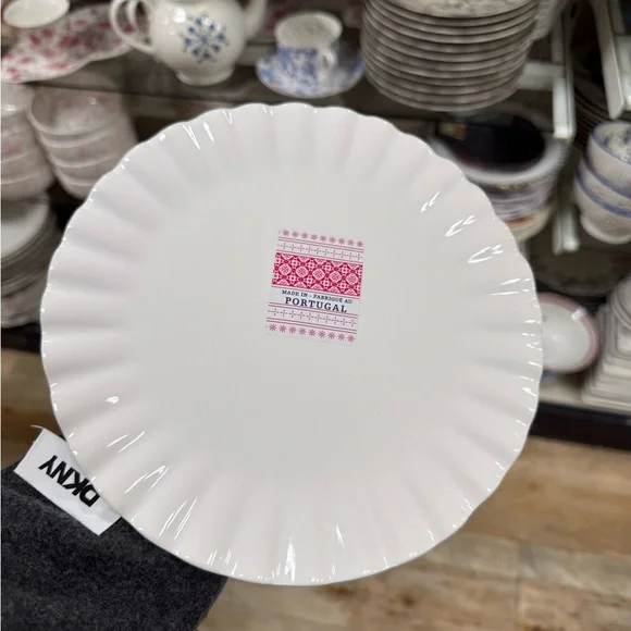 Elegant White Ceramic Cake Stand - Picture 2 of 3